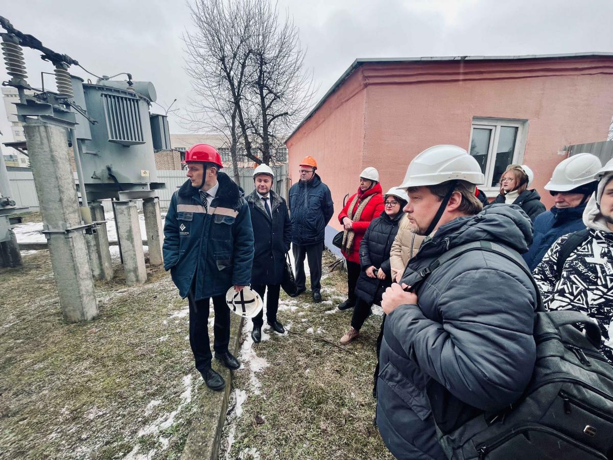 7.jpeg Главный инженер Александр Анатольевич Мартинчик отвечает на вопросы группы